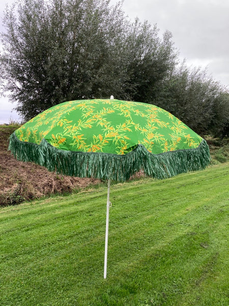 Grote vintage parasol met raffia