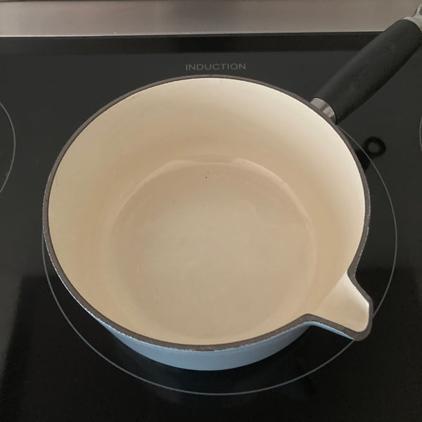 Lichtgrijze Le Creuset steelpan 18 cm