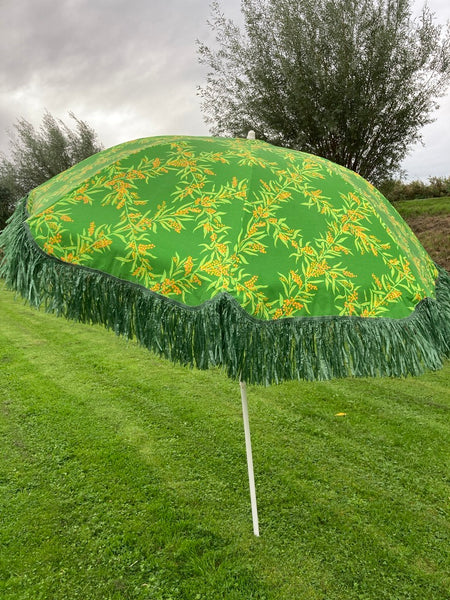 Grote vintage parasol met raffia