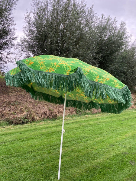 Grote vintage parasol met raffia