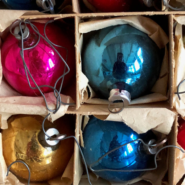 Doosje antieke gekleurde kerstballen