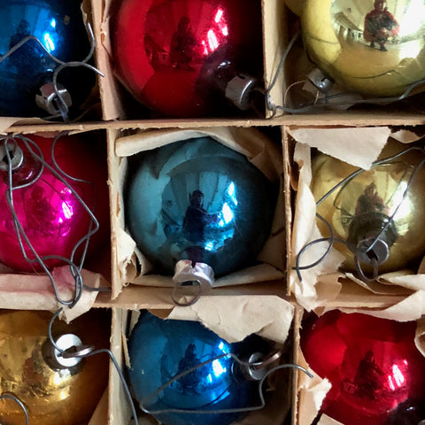 Doosje antieke gekleurde kerstballen